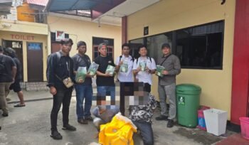 Petugas bersama kedua terduga pelaku dan barang bukti 12 kg sabu di Mako Polres Tarakan. (Foto: Ist)