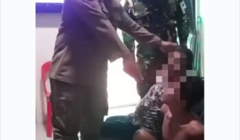 Salah satu petugas Pol PP yang terlihat di video, tampak menunjukkan 12 kg barang bukti. (Foto: Ist)