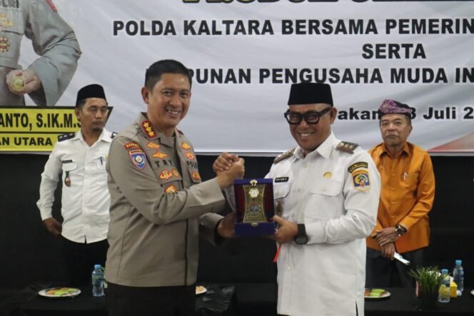 
					Direktorat Pembinaan Masyarakat (Ditbinmas) Polda Kaltara bekerjasama dengan Pemkot Tarakan dan Himpunan Pengusaha Muda Indonesia (HIPMI) Provinsi Kaltara menggelar kegiatan sosialisasi / penyuluhan tentang bahaya narkoba dan Pelatihan pengolahan produk olahan ikan bertempat di Gedung Tarakan Marennu Kota Tarakan Provinsi Kaltara. Rabu (23/07/2025).