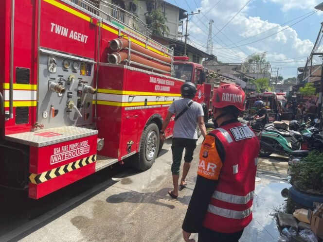 
					 Tim Respons Bencana Batalyon B Pelopor Satuan Brimob Polda Kaltim dengan sigap mendatangi lokasi kebakaran yang terjadi di Jalan Pahlawan, Gang 01 Wolter Monginsidi, RT 25, Kecamatan Samarinda Ulu, Kota Samarinda, Kamis (24/7/2025). 