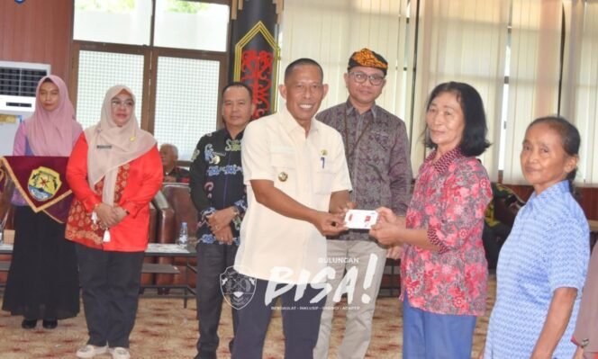 
					Bupati Bulungan, Syarwani menyerahkan bantuan secara simbolis kepada 120 warga dari Tanjung Selor dan Tanjung Palas, Kamis (24/7/2025). (Foto: Ist)