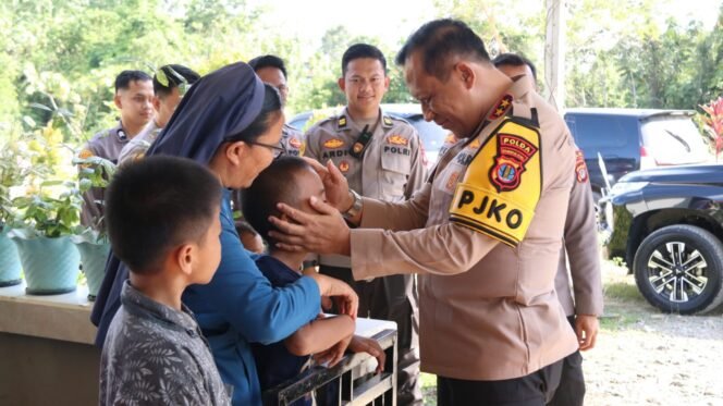 
					Kepala Kepolisian Daerah Kalimantan Utara Irjen Pol. Hary Sudwijanto S.I.K., M.Si., menunjukkan kepeduliannya dengan mengadakan acara makan siang bersama anak-anak Sekolah Luar Biasa (SLB) Keuskupan Tanjung Selor. Kegiatan yang penuh kehangatan ini berlangsung pada pukul 14.00 WITA di Jl. Jelarai RT. 47 RW. 17. Kamis (24/07/2025)