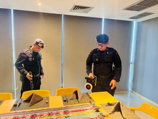 
					Tim Jibom (Penjinak Bom) Detasemen Gegana Satuan Brimob Polda Kaltim melakukan sterilisasi ketat di sejumlah lokasi di Balikpapan pada Jumat (25/7/2025).