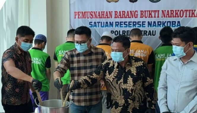 
					Satuan Reserse Narkoba (Satresnarkoba) Polres Berau kembali menegaskan komitmennya dalam memberantas peredaran narkotika di wilayah hukumnya.
Sebanyak 851,79 gram sabu-sabu dimusnahkan di Ruang Gelar Perkara Satresnarkoba, pada Jumat (25/7/2025) pagi.