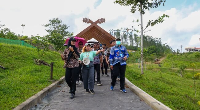 Semangat baru terus tumbuh di jantung Ibu Kota Nusantara. Dalam rangkaian hari kedua induction program, puluhan Aparatur Sipil Negara (ASN) Kementerian Kesehatan yang akan bertugas di Rumah Sakit Umum Pusat (RSUP) IKN, yang memiliki layanan unggulan di bidang jantung dan stroke ini menjelajahi berbagai titik strategis dan ekosistem kota pada Jumat (25/07/2025).