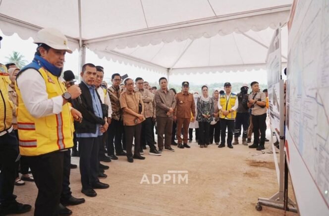 
					Gubernur Kaltim Dr H Rudy Mas’ud mendampingi Komisi V DPR RI melakukan peninjauan proyek di IKN dan Bandara VVIP IKN.