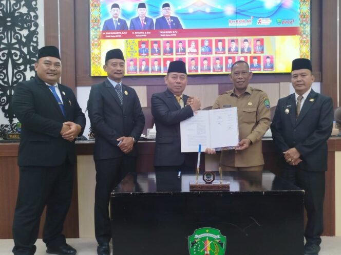 
					Bupati Bulungan, Syarwani bersama Wabup Kilat menerima dokumen RPJMD 2025-2029 sebagai landasan penting pelaksanaan visi-misi kepala daerah.