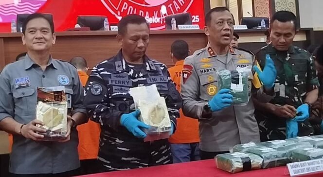 
					Barang bukti sabu yang ditemukan dalam kemasan durian, diduga modus baru masuknya narkotika dari perbatasan.