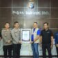 Ketua JMSI Inhu, Hotli Maruli Sirait menyerahkan  piagam penghargaan “JMSI Riau Award 2025” kepada Kapolres Fahrian Saleh. (Foto : JNews)