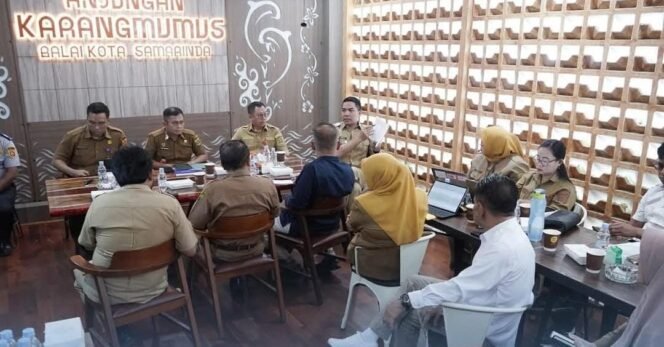 
					Wali Kota Samarinda, Andi Harun pimpin rapat persiapan peluncuran sistem parkir berlangganan di Balai Kota Samarinda, Selasa (29/7/2025).