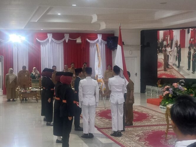 
					Sekda Muhaimin saat memimpin upacara pengukuhan Purna Paskibraka di Balai Kota Balikpapan, Selasa (5/8/2025). 

