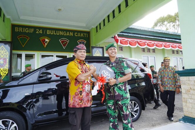 
					Gubernur Kalimantan Utara (Kaltara), Dr. H. Zainal A. Paliwang, S.H., M.Hum memberikan bantuan hibah 1 (satu) unit kendaraan mobil roda empat kepada Komandan Brigade Infanteri (Brigif)/24 Bulungan Cakti, Kolonel Inf. Toni Sri Hartanto, S.A.P., M.Hub.Int.