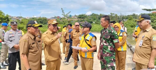 
					Wakil Wali Kota Balikpapan Bagus Susetyo saat meninjau pengerjaan DAS Ampal Hulu