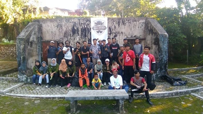 Peduli Sejarah, Komunitas Tempo Doeloe Bersihkan Bunker PD II