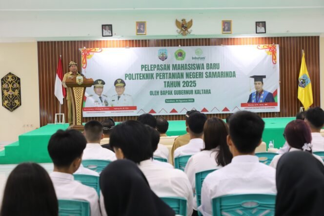 
					PELEPASAN : Gubernur Kaltara Dr. H. Zainal A. Paliwang, S.H., M.Hum., saat melepas calon mahasiswa baru asal Kaltara yang akan menempuh pendidikan di Politeknik Pertanian Negeri (Politani) Samarinda, di Aula SMA Negeri 1 Tarakan, Senin (4/8).