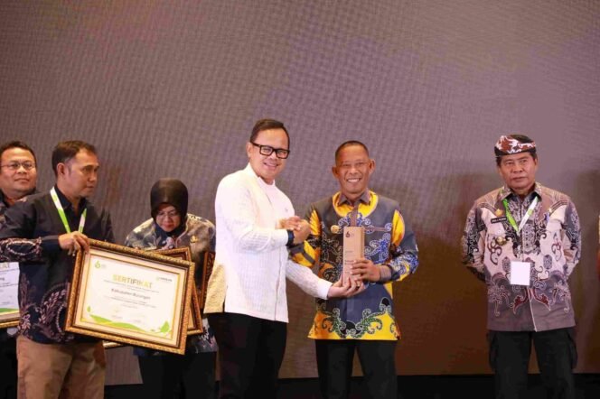 
					Bupati Bulungan, Syarwani saat  menerima Penghargaan TAKE Hijau Terbaik I dari Wakil Menteri Dalam Negeri Bima Arya Sugiarto, Selasa (5/8/2025).