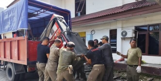 
					Satuan Polisi Pamong Praja (Satpol PP) Kota Balikpapan terus melakukan penertiban terhadap keberadaan pom mini dan penjual bensin botolan yang beroperasi tanpa izin resmi.