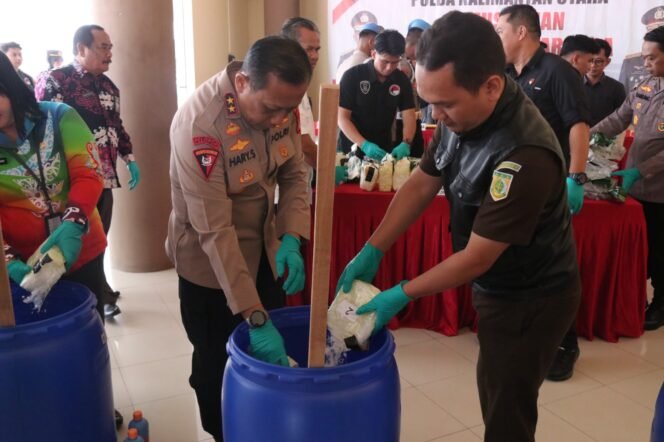 
					Kapolda Kaltara Irjen Pol Hary Sudwijanto memusnahkan barang bukti 12 kg sabu disaksikan oleh perwakilan dari berbagai instansi penegak hukum, termasuk unsur Kejaksaan, BNN, dan TNI, Kamis (7/8/2025).