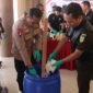 Kapolda Kaltara Irjen Pol Hary Sudwijanto memusnahkan barang bukti 12 kg sabu disaksikan oleh perwakilan dari berbagai instansi penegak hukum, termasuk unsur Kejaksaan, BNN, dan TNI, Kamis (7/8/2025).