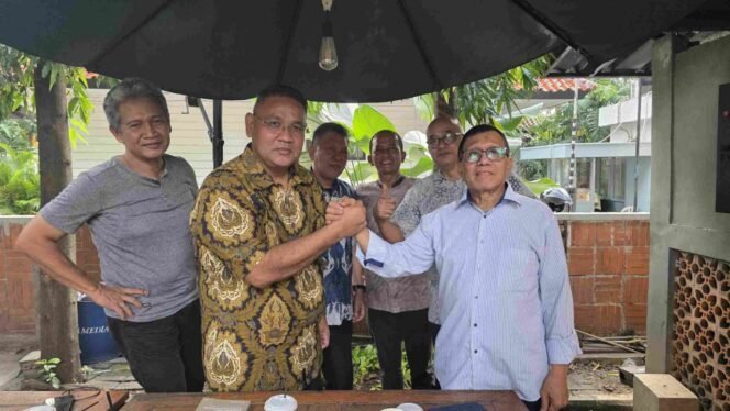 
					Teguh Santosa dan Hendry Ch Bangun saat bertemu dalam peluncuran buku Margono Djojohadikusumo di Bentara Budaya Kompas, Jumat (8/8/2025).