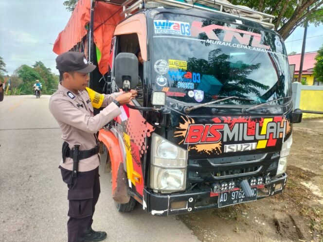
					Teks foto : Polresta Bulungan bersama seluruh Polsek jajaran bagikan bendera Merah Putih secara gratis kepada masyarakat, Sabtu (9/8/2025).