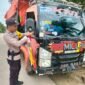 Teks foto : Polresta Bulungan bersama seluruh Polsek jajaran bagikan bendera Merah Putih secara gratis kepada masyarakat, Sabtu (9/8/2025).