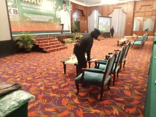 
					Brimob Polda Kaltim Amankan dan Sterilisasi Rakorwil PKB di Balikpapan