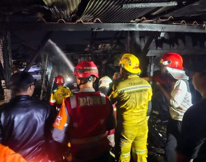 
					Kebakaran yang terjadi pada Minggu (11/8/2025) berhasil dipadamkan pada pukul 23.15 WITA setelah melalap tiga kios pedagang. Tim Respons Bencana Batalyon B Pelopor Satuan Brimob Polda Kaltim segera diterjunkan ke lokasi untuk membantu proses evakuasi dan pengamanan.