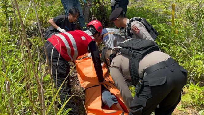
					Tim Respons Bencana Batalyon A Pelopor Satbrimob Polda Kaltim Bantu Evakuasi Korban Gantung Diri, Senin siang (11/8/2025).