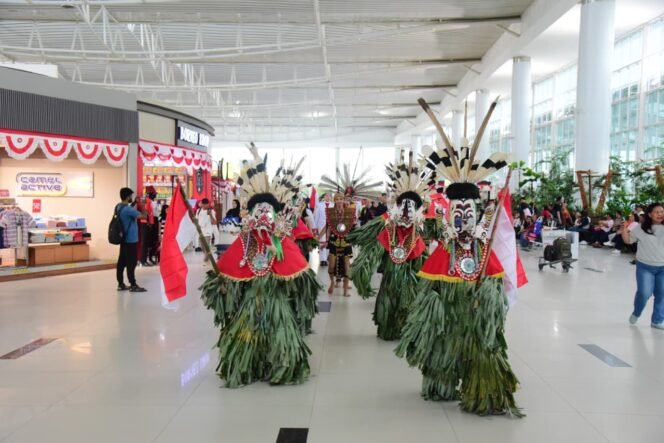 
					Para penari dengan kostum tradisional Kalimantan menampilkan Tari Hudoq saat pawai budaya perayaan HUT RI ke-80 di Bandara SAMS Sepinggan Balikpapan, Minggu (17/8/2025). Foto: PT Angkasa Pura Indonesia