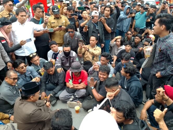 
					Ratusan mahasiswa yang tergabung dalam Aliansi Balikpapan Melawan menggelar aksi demonstrasi di depan Kantor Pemerintah Kota (Pemkot) Balikpapan pada Senin (25/8/2025).