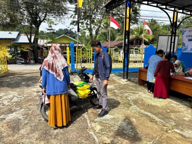 
					Personel Polresta Bulungan bersama Babinsa, personel ketahanan pangan, dan perwakilan kecamatan membagikan sembako murah kepada masyarakat Tanjung Palas Hilir, Sabtu (30/8/2025).
