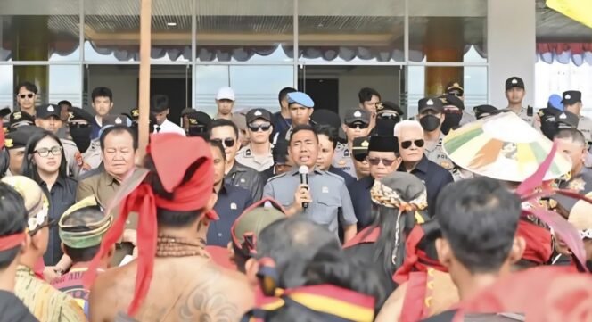 
					DPRD Provinsi Kaltara menerima aksi damai Aliansi Masyarakat Adat Asli Kaltara. Foto: ist
