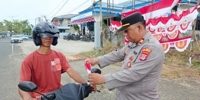 
					Personel Polresta Bulungan Bagikan Bendera Merah Putih untuk Pengguna Jalan. Foto: ist