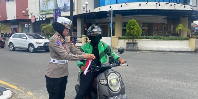 
					Kanit Kamsel Satlantas Polres Tarakan Bagikan Bendera Merah Putih untuk Pengendara. Foto: ist