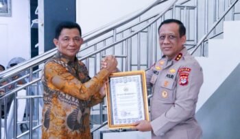 Kapolda Kaltara Irjen Pol Hary Sudwijanto memberikan piagam penghargaan kepada Wakil Ketua DPRD Provinsi Kaltara Muhammad Nasir. Foto: ist.