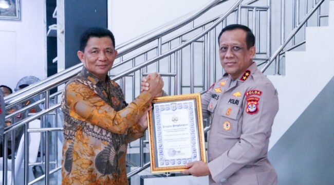 Kapolda Kaltara Irjen Pol Hary Sudwijanto memberikan piagam penghargaan kepada Wakil Ketua DPRD Provinsi Kaltara Muhammad Nasir. Foto: ist.