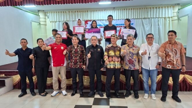 
					Anggota DPR RI dari Fraksi PDIP Deddy Sitorus serahkan Beasiswa PIP di Tarakan. Foto: Fokusborneo.com 