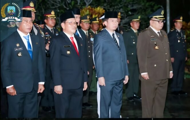 
					Ketua DPRD Provinsi Kaltara Achmad Djufrie menghadiri renungan malam di TMP. Foto: Humas