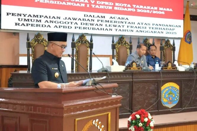 
					Wali Kota Tarakan dr. Khairul jawab pandangan Fraksi DPRD terkait RAPBD-P 2025. Foto: Humas