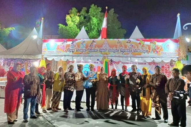 
					Pengurus IPP dan Soko Pakuwaja Tarakan foto bersama Walikota dan Ketua DPRD. Foto: ist
