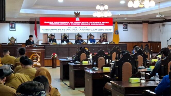 
					Rapat paripurna pengambilan keputusan Raperda APBD-P 2025. Foto: Fokusborneo.com 