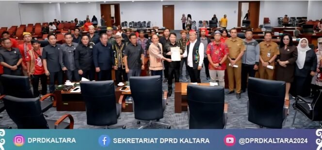 
					RDP DPRD Provinsi Kaltara dengan AMAKU tolak program transmigrasi. Foto: Humas
