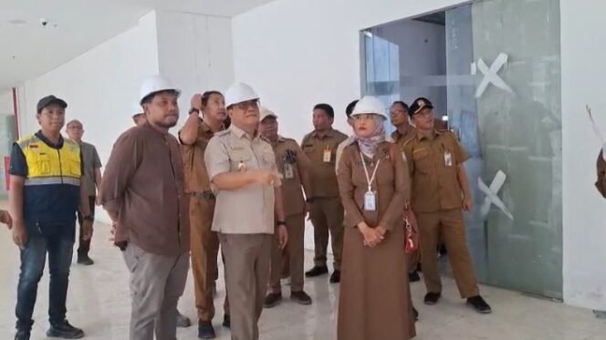 
					Wakil Wali Kota Balikpapan, Bagus Susetyo, melakukan peninjauan langsung ke lokasi pembangunan Gedung DPRD Balikpapan, Selasa (12/8/2025).