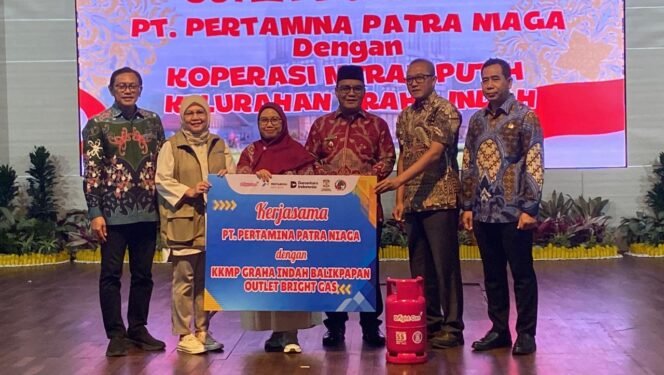 
					Pemerintah Kota Balikpapan resmi membentuk Koperasi Merah Putih di seluruh kelurahan sebagai upaya konkret memperkuat ekonomi kerakyatan. Inisiatif ini bertujuan mempercepat akses permodalan bagi pelaku UMKM sekaligus menjadi solusi strategis untuk mengurangi angka pengangguran. (Foto: Ist)