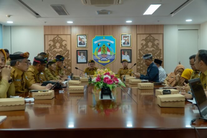 
					PEMATANGAN : Wagub Kaltara, Ingkong Ala, S.E., M.Si. memimpin Rapat Rencana Aksi Reformasi Birokrasi Tematik Tahun 2025, agenda pencegahan dan percepatan penurunan stunting, di Ruang Rapat Wagub Kaltara, Senin (4/8) 
