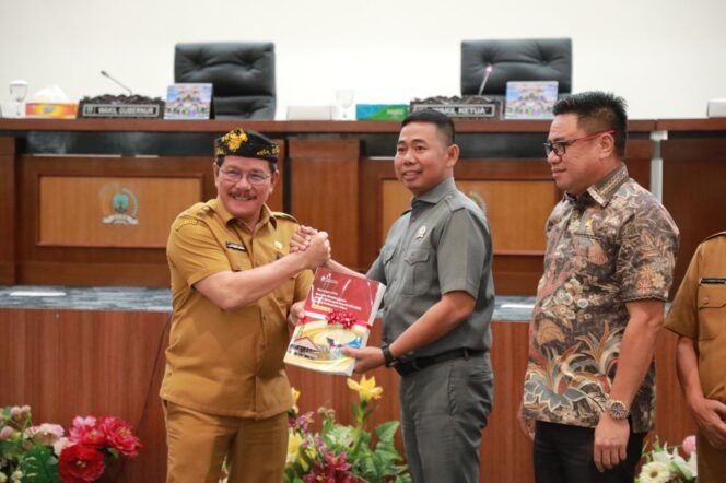 
					NOTA PENGANTAR : Wagub Kaltara Ingkong Ala S.E., M.Si menyampaikan Nota Pengantar Ranperda tentang RPJMD Provinsi Kaltara Tahun 2025-2029, dalam Sidang Paripurna ke-22 DPRD Kaltara, Senin (4/8). 