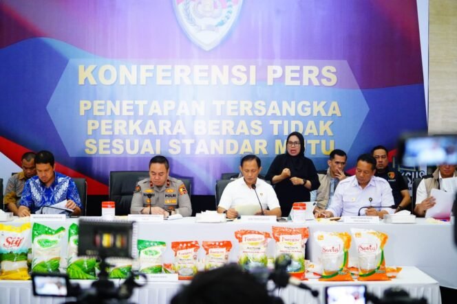 
					Kepolisian Negara Republik Indonesia melalui Satuan Tugas (Satgas) Pangan Polri resmi menetapkan tiga orang tersangka dalam kasus dugaan tindak pidana memproduksi dan memperdagangkan beras yang tidak sesuai dengan standar mutu. Konferensi pers digelar hari ini di Mabes Polri dan dibuka oleh Kepala Biro Penerangan Masyarakat Divisi Humas Polri, Brigjen Pol. Trunoyudo Wisnu Andiko.