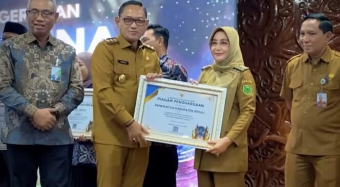 
					Bupati Berau, Sri Juniarsih Mas saat menerima nominasi Paritrana Award 2025 dari Wagub Kaltim, Seno Aji di Kantor Gubernur Kaltim, Samarinda, Selasa (5/8/2025).