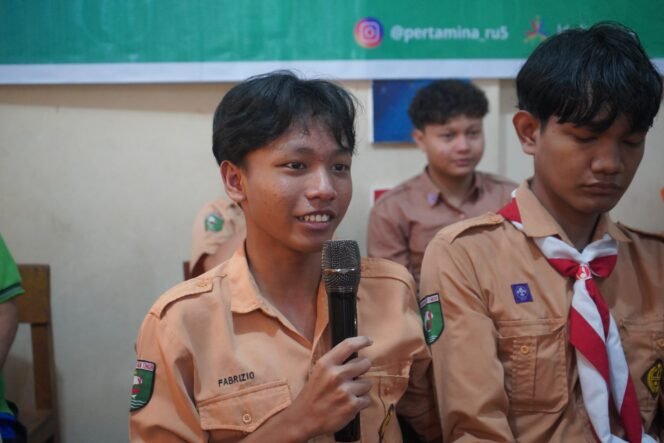 
					PT Kilang Pertamina Internasional (KPI) Unit Balikpapan terus menginisiasi kepedulian terhadap lingkungan sejak usia dini. Melalui edukasi yang tepat, anak-anak dapat tumbuh menjadi generasi yang tidak hanya sadar, tetapi juga aktif menjaga kelestarian lingkungan. Sebagai bentuk komitmen, PT KPI Unit Balikpapan melaksanakan kegiatan sosialisasi pengelolaan sampah anorganik di Sekolah Menengah Pertama (SMP) Yos Sudarso, Balikpapan Barat.